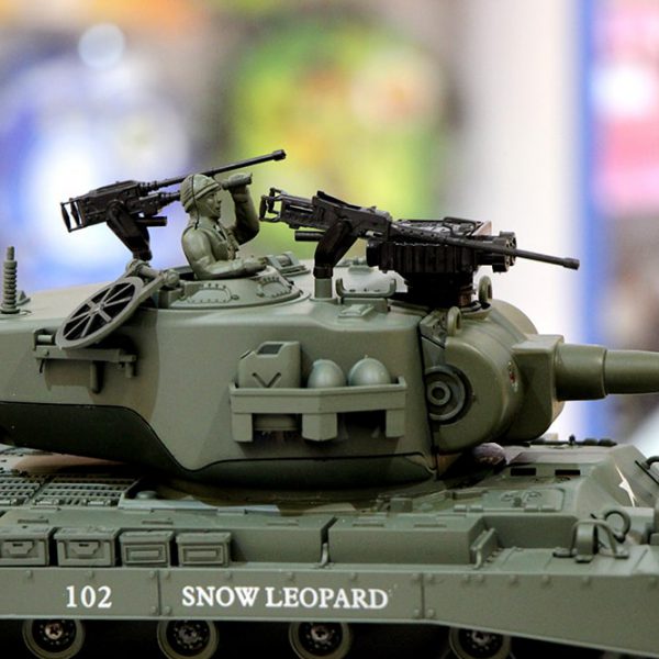 تانک کنترلی جنگی مدل اسنو لئوپارد